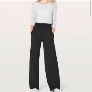 Lululemon pants with pockets and ruching at hips size 6, black